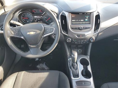 Used 2018 Chevrolet Cruze LT image 10