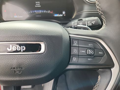 Used 2024 Jeep Grand Cherokee Altitude image 21