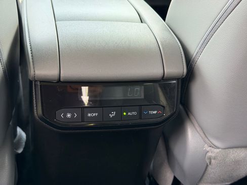 Used 2022 Toyota Highlander XLE AWD/4WD image 31