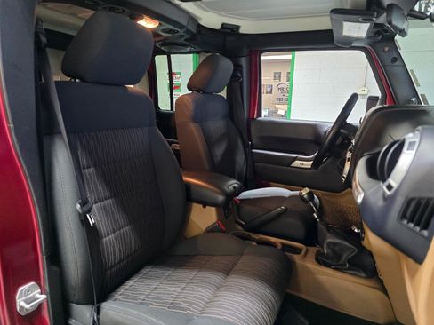 Used 2012 Jeep Wrangler Unlimited Sahara w/ Max Tow Pkg AWD/4WD image 23