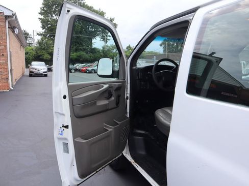 Used 2007 Chevrolet Express 3500 Extended Passenger RWD image 17