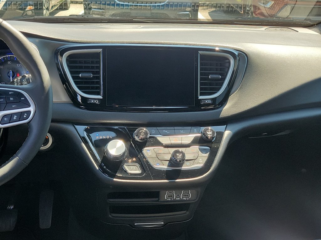 Used 2025 Chrysler Pacifica Select FWD image 17