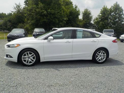 Used 2016 Ford Fusion SE w/ Equipment Group 202A FWD image 2