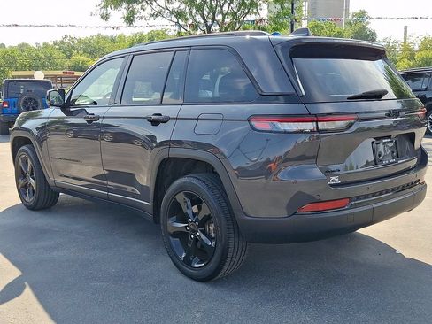 Used 2023 Jeep Grand Cherokee Altitude AWD/4WD image 4