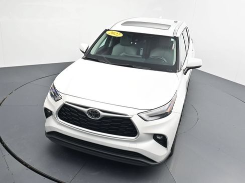 Used 2022 Toyota Highlander XLE AWD/4WD image 22