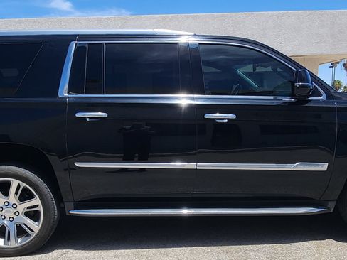 Used 2016 Cadillac Escalade ESV Luxury AWD/4WD image 4
