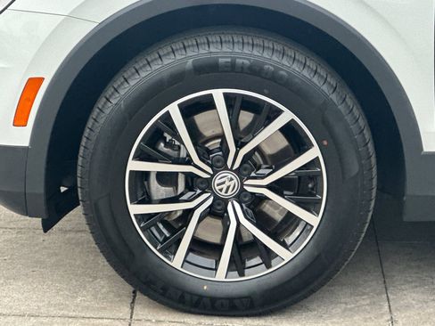 Used 2021 Volkswagen Tiguan SE w/ Panoramic Sunroof Package image 27