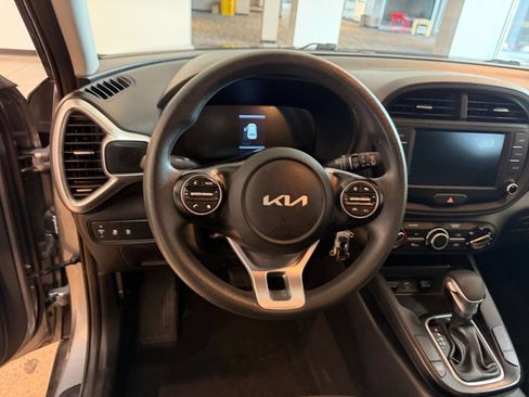 Used 2025 Kia Soul LX w/ LX Technology Package FWD image 26