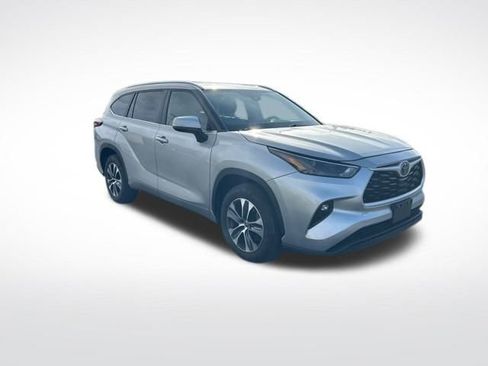 Used 2024 Toyota Highlander XLE image 3