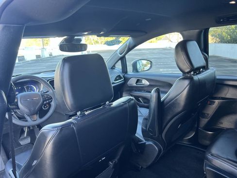 Used 2023 Chrysler Pacifica Touring-L w/ S Appearance Package image 41