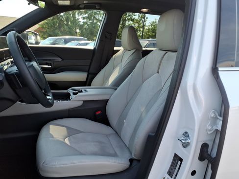 Used 2025 Toyota Grand Highlander AWD Hybrid image 12