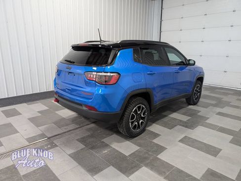 Used 2025 Jeep Compass Trailhawk AWD/4WD image 4