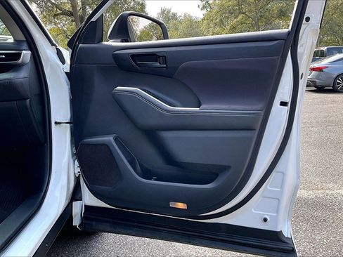 Used 2022 Toyota Highlander L image 25