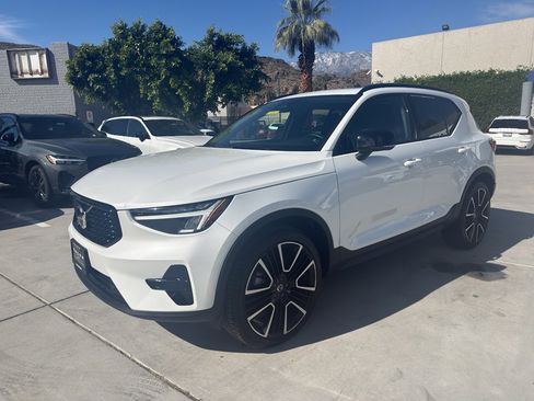 Used 2024 Volvo XC40 B5 Core w/ Protection Package Premier image 3