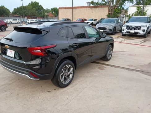 Used 2025 Chevrolet Trax LT w/ LT Convenience Package image 7