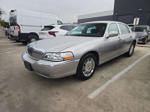 Used 2010 Lincoln Town Car Signature Limited image 4