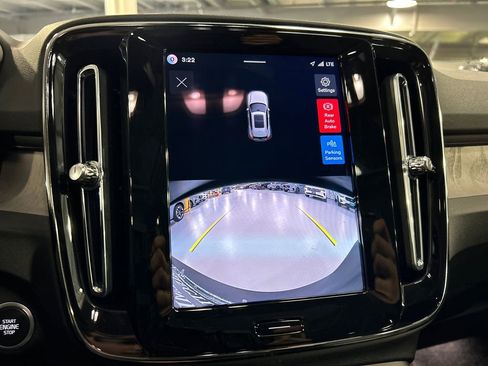 Used 2026 Volvo XC40 B5 Core w/ Climate Package image 17