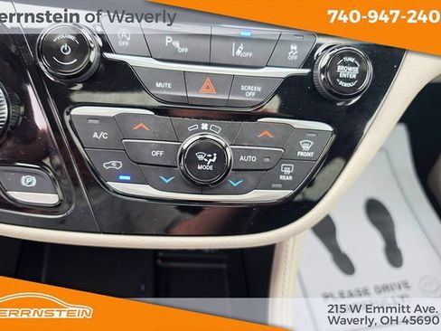 Used 2023 Chrysler Pacifica Limited FWD image 23