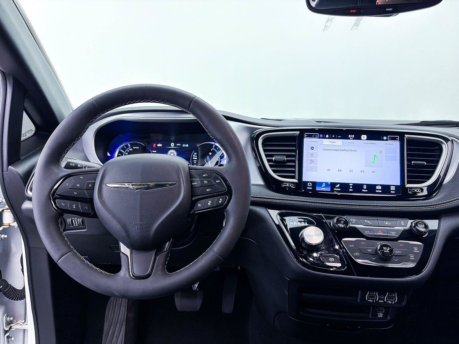 Used 2023 Chrysler Pacifica Touring-L w/ Uconnect Theater Family Group FWD image 6