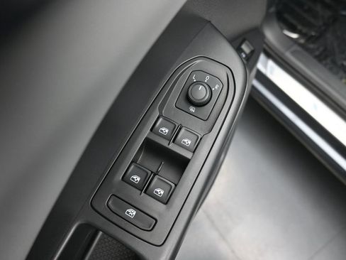 Used 2022 Volkswagen Taos SE w/ Panoramic Sunroof Package AWD/4WD image 17