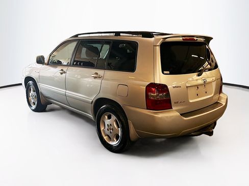 Used 2005 Toyota Highlander 4WD V6 w/ 3rd Row image 5
