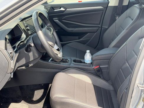 Used 2024 Volkswagen Jetta SE FWD image 4