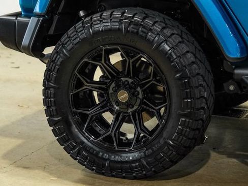 Used 2024 Jeep Wrangler Unlimited w/ Convenience Group AWD/4WD image 28