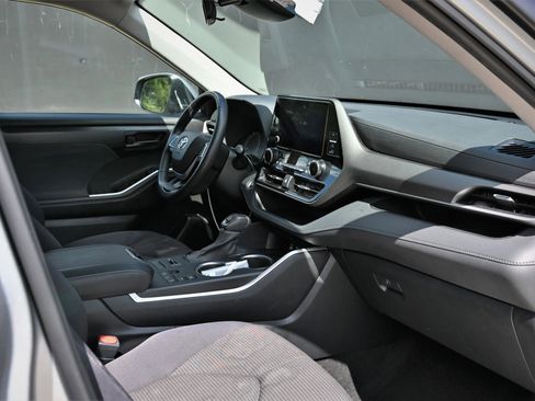 Used 2024 Toyota Highlander LE image 18