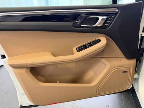Certified 2026 Porsche Macan AWD/4WD image 15