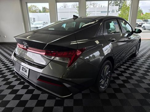 New 2026 Hyundai Elantra Hybrid FWD image 3