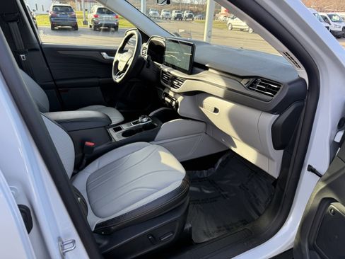 Certified 2025 Ford Escape Platinum w/ Premium Technology Package image 11
