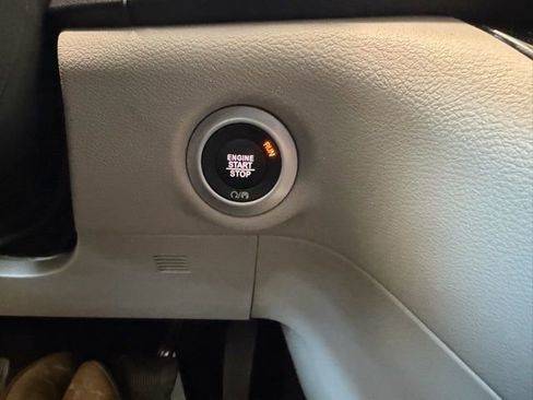 Used 2024 Chrysler Pacifica Touring-L image 28