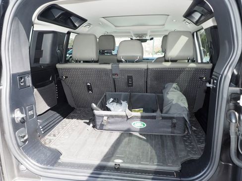 Used 2023 Land Rover Defender 110 SE image 20