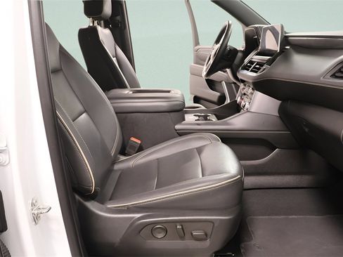 Used 2023 GMC Yukon SLT w/ SLT Luxury Package image 32