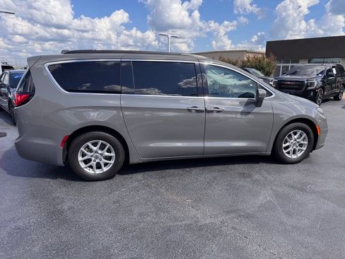 Used 2022 Chrysler Pacifica Touring-L FWD image 6