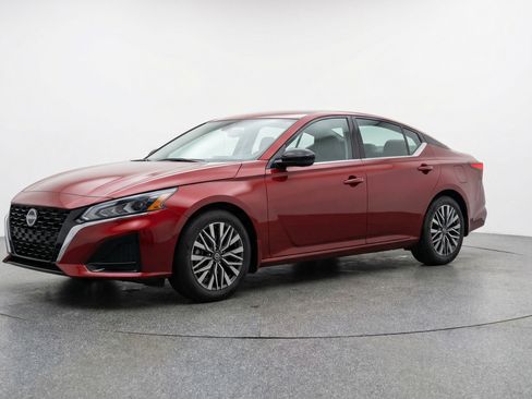 Used 2025 Nissan Altima 2.5 SV FWD image 3