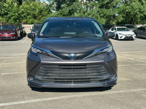 Used 2021 Toyota Sienna XLE w/ XLE Plus Package AWD/4WD image 2