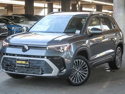 New 2025 Volkswagen Taos SE w/ Panoramic Sunroof Package
