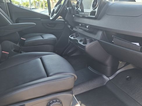 Used 2025 Mercedes-Benz Sprinter 2500 image 23