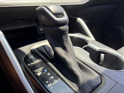 Used 2021 Toyota Highlander XLE FWD image 9
