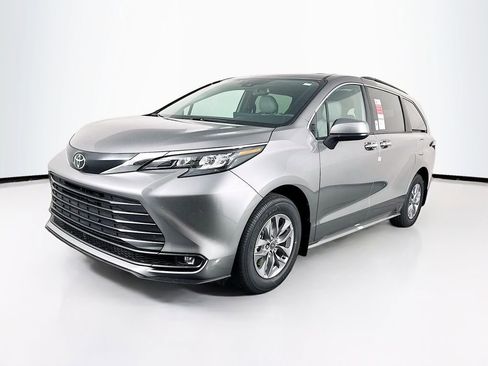 New 2026 Toyota Sienna XLE image 3