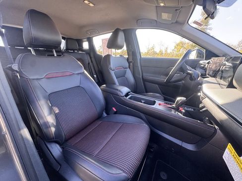 Certified 2025 Nissan Kicks SR w/ Illumination Package image 28