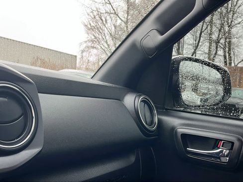 Used 2023 Toyota Tacoma TRD Off-Road image 19