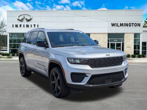 Used 2025 Jeep Grand Cherokee Altitude AWD/4WD image 1