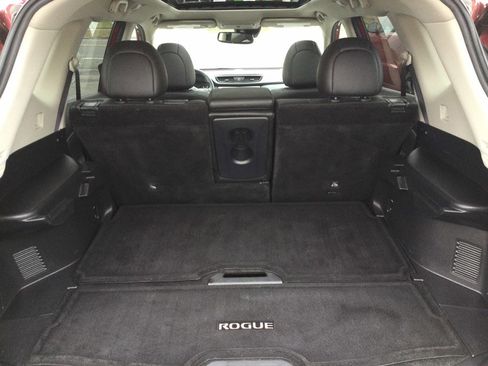 Used 2018 Nissan Rogue SL w/ Premium Package image 19