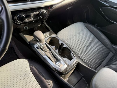 Used 2025 Chevrolet Trax LT w/ LT Convenience Package image 39