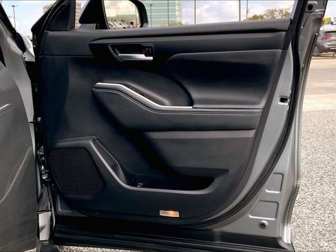 Certified 2025 Toyota Highlander XLE image 21