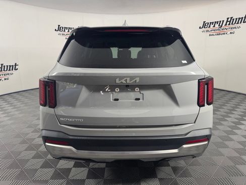 Used 2024 Kia Sorento S w/ Panoramic Sunroof Package FWD image 7