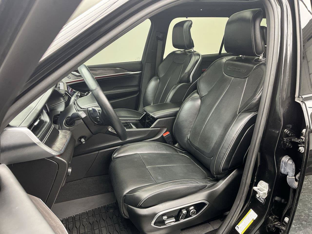 Used 2021 Jeep Grand Cherokee L Overland w/ Luxury Tech Group IV AWD/4WD image 11