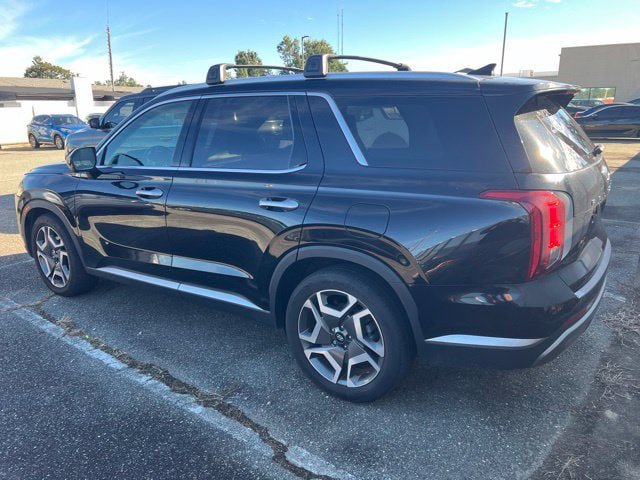 Used 2023 Hyundai Palisade SEL w/ Premium Package FWD image 3